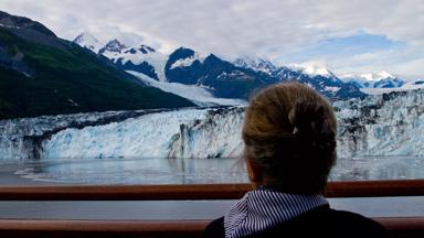 verenigde-staten_alaska_college-fjord_harvard-glacier_vrouw_cruise_gletsjer_ijs_GettyImages-513389931