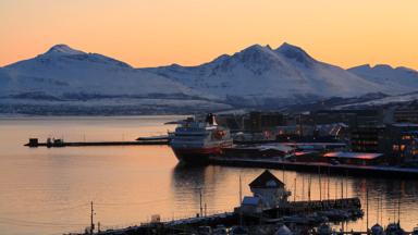 noorwegen_noord-noorwegen_tromso_hurtigrutenschip-haven_jShigeru-Ohki_www.nordnorge.com