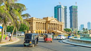 sri-lanka_colombo_colombo_oude-parlementsgebouw_tuktuk_wolkenkrabber_fontein_rotonde_palmboom_shutterstock_b