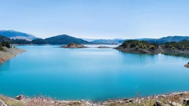 griekenland_metsovo_meer_aoos spring_blauw meer_pindos gebergte_shutterstock