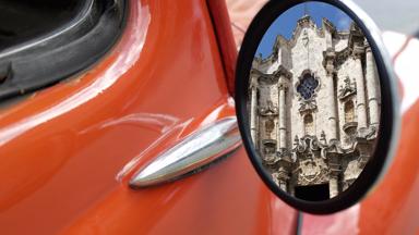 cuba_havana_reflectie_kathedraal_oldtimer_getty-677690643