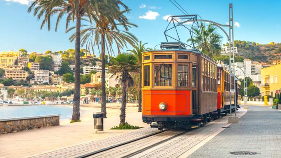 spanje_balearen_mallorca_port-de-soller_tram_palmbomen_strand_zee_huizen_shutterstock
