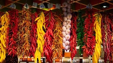 spanje_catalonie_barcelona_ramblas_markt_rode-pepers_chili_shuttershock