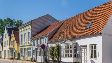denemarken_zuid-denemarken_tonder_straat_gekleurde-huizen_shutterstock_1702223314