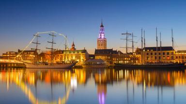 nederland_overijssel_kampen_avond_kade_boten_kerktoren_water_getty