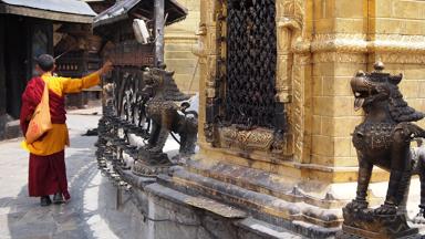 nepal_kathmandu_monnik-bij-swayambhunath-stupa_monkey-tempel_b.jpg