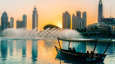 verenigde-arabische-emiraten_dubai_fontein met skyline_b.jpg