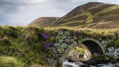 schotland_perthshire_pitlochry_brug_rivier_rots_heuvel_wolk_getty