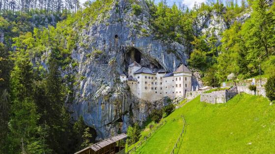 slovenie_postojna_kasteel-predjama_grotten_shutterstock