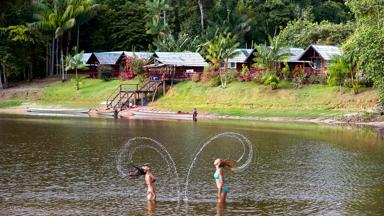 chalets_suriname_danpaati_danpaatiriverlodge_overzicht_a