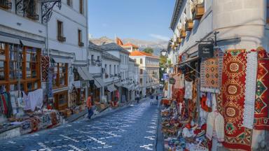 albanie_gjirokaster_stad_straat_winkels_tapijten_pixabay