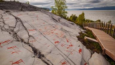 noorwegen_troms-og-finnmark_alta_alta-museum-rock-art-center__rotstekeningen_wandelpad_shutterstock_1359445955