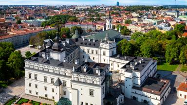 polen_baltische-staten_litouwen_vilnius_stad_overzicht_paleis_getty