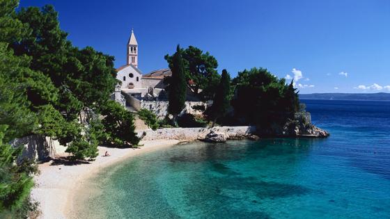 kroatie_brac_bol_onze-lieve -vrouwenkerk_zee_strand_getty-521958806.jpg