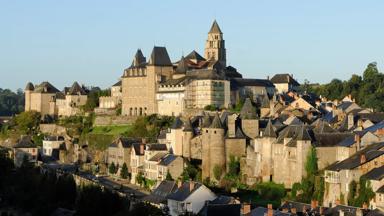 frankrijk_limousin_uzerche_kasteel_dorp_kerk_getty700730065