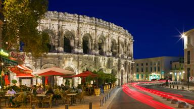 frankrijk_provence_nimes_amphitheater_terras_avond_GettyImages-521657510