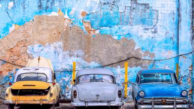 cuba_havana_straat_oldtimers_autos_vintage_muur_shutterstock