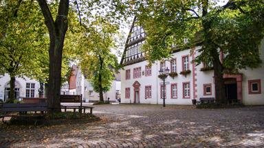 duitsland_noordrijn-westfalen_beverungen_plein_vakwerkhuizen_boom_getty-1222753981