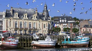 frankrijk_calvados_trouville-sur-mer_haven_boten_vogels_getty
