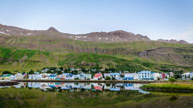 ijsland_oostfjorden_seydisfjordur_dorp_GettyImages-465702379