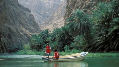 oman_ash-sharqiyah_sur_wadi-bani-khalid_locals_jongens_boot_a