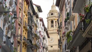 spanje_navarra_pamplona_straat_kleur_kathedraal_doorkijkje_pixabay