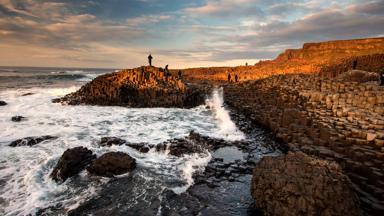 noord_ierland_county-antrim_giants-causeway_zonsondergang_opspattende-zee_toerisme_ireland