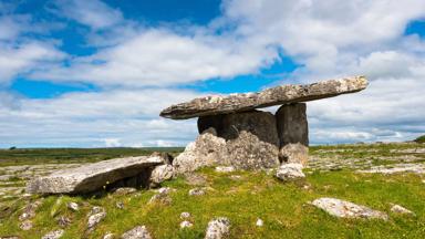 ierland_county-clare_the-burren_poulnabrone-dolmen_shutterstock_1646920810