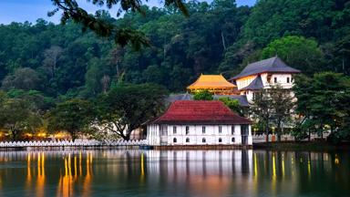 sri-lanka_kandy_tempel-van-de-tand_uitzicht_vijver_woud_shutterstock