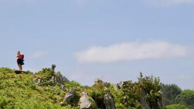 wandelrondreis_frankrijk_occitanie_pyreneeen_wandelaars_top_heuvel_shutterstock