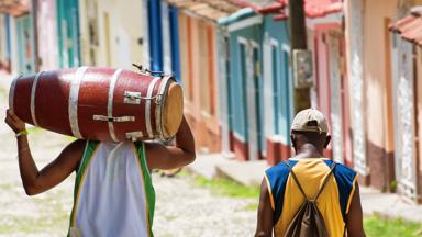 cuba_alegemeen_jongens met percussie en huizen_b