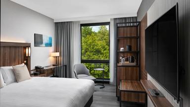 Fox_Courtyard Marriott Amsterdam Airport_Comfort-King-openwindow