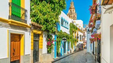 spanje_andalusie_cordoba_straat_kerk_witte-huizen_shutterstock_1514178038