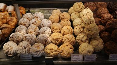 duitsland_beieren_rothenburg-ob-der-tauber_schneeballen_chocola_pattisserie_bakkerij_eten_GettyImages-1044777268