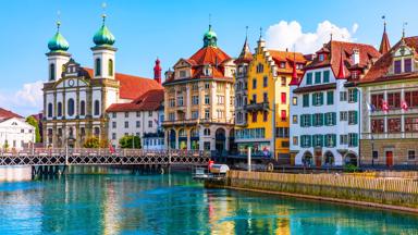 zwitserland_luzern_luzern_huizen_kade_rivier_kleur_gebouwen_shutterstock-1168888273