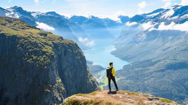 noorwegen_vestland_sognefjord_fjord_bergen_man_alleen_getty