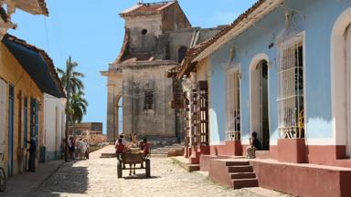 cuba_trinidad_straatje met paard en wagen_f