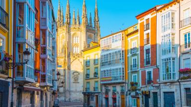 spanje_castillie-en-leon_burgos_kathedraal_straat_gekleurde-huizen_getty-1154854045