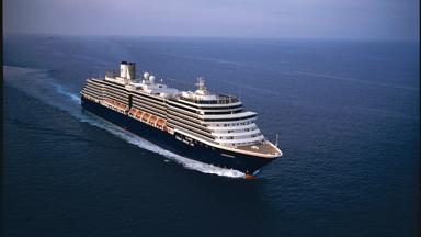 Schip_Zuiderdam_Holland America Line_op open water_h