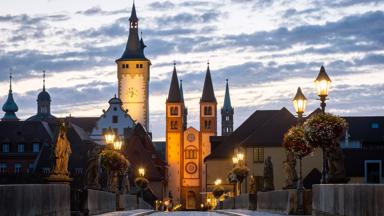 duitsland_beieren_wurzburg_oude-mainbrucke_brug_kerk_avond_GettyImages-1270778388