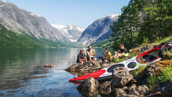 noorwegen_vestland_jolster_kajak_gezin_kind_man_fjord