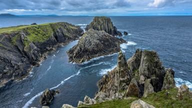 ierland-county-donegal_malin-head_hells-hole_wild-atlantic-way_klif_rots_zee_inishowen_schiereiland_shutterstock