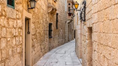 malta_mdina_stille-stad_straatje_lantaarntjes_shutterstock