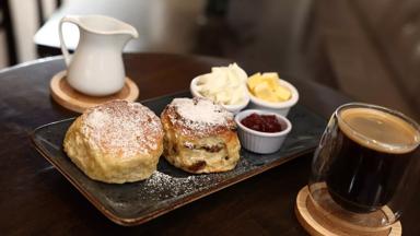 sfeer_ierland_tipperary_nenagh_peppermill_restaurant_irish-coffee_scones_tourism-ireland