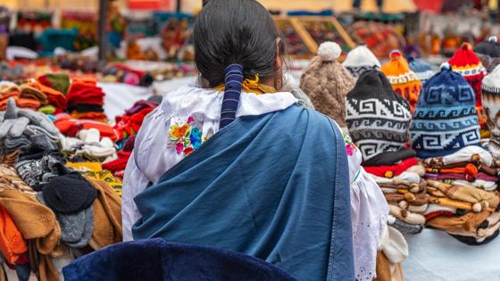 ecuador_otavalo_otavalo_markt_local_vrouw_shutterstock-1690611991