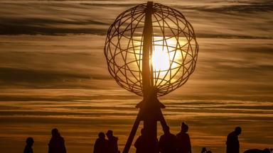 noorwegen_noordkaap_monument_wereldbol_mensen_zonsondergang_pixabay