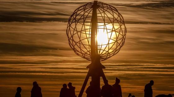 noorwegen_noordkaap_monument_wereldbol_mensen_zonsondergang_pixabay