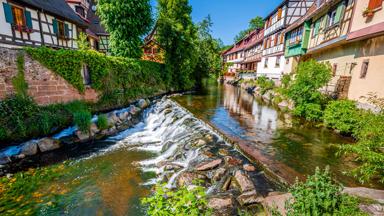 frankrijk_grand-est_haut-rhein_kaysersberg-vignoble_kaysersberg_kanaal_waterval_vakwerkhuis_boom_struik_getty