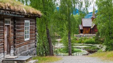 noorwegen_innlandet_lillehammer_maihaugen-openluchtmuseum_staafkerk_houten-huizen_shutterstock_234556852