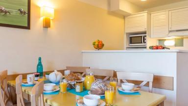 Frankrijk_Branville_Pierre_Vacances_Normandy_Garden_Driekamerbungalow_Duplex_Standaard_Woongedeelte2